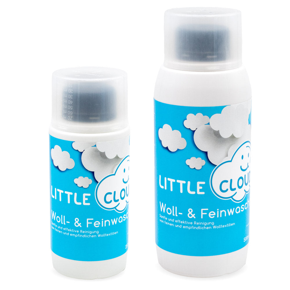 Little Clouds Woll- und Feinwaschmittel in der 250-ml- und der 500-ml-Flasche nebeneinander
