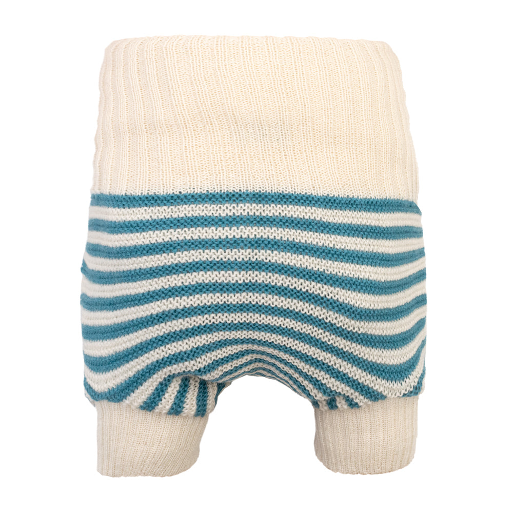 Little Clouds Wollüberhose in Naturweiß mit petrolblauen Querstreifen, hoher Bund und Beinbündchen, doppelt gestrickt