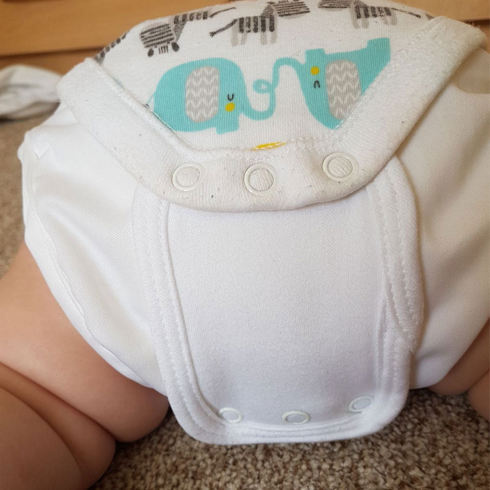 Little Lamb Bodyerweiterung am Babybody angeknöpft, verlängert den Body über der Stoffwindel
