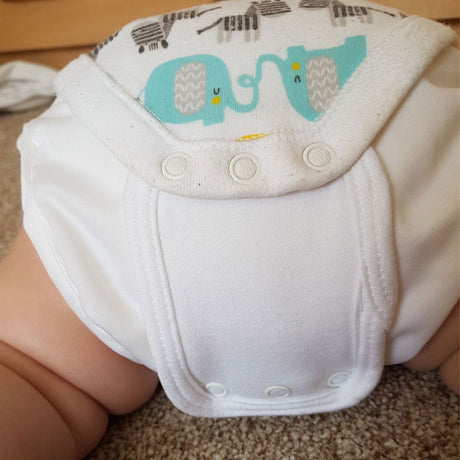 Little Lamb Bodyerweiterung am Babybody angeknöpft, verlängert den Body über der Stoffwindel