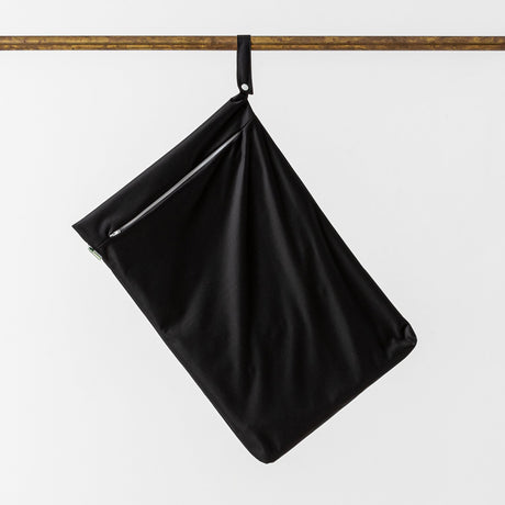 Little Lamb Hanging Nappy Pail XL im Design Black (Schwarz), an einer Holzstange aufgehängt