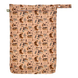 Little Lamb Hanging Nappy Pail XL im Design Bushy Tails mit Füchsen auf Orange, von vorn mit Reißverschluss und Schlaufe