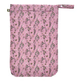 Little Lamb Hanging Nappy Pail XL im Design Moon Gazer mit Hasen auf Rosa, von vorn mit Reißverschluss und Schlaufe