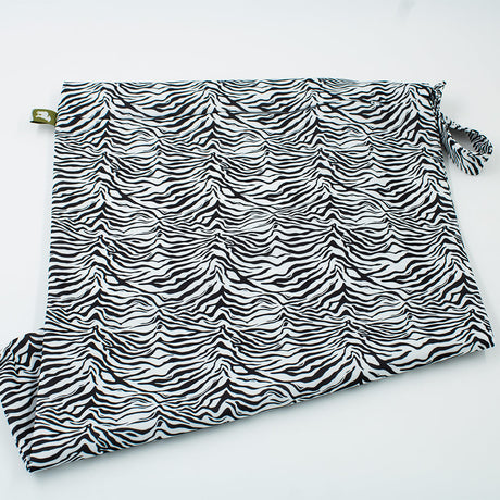 Little Lamb Hanging Nappy Pail XL im Design Total Stripe Out (Zebrafell-Muster), liegend mit Schlaufe