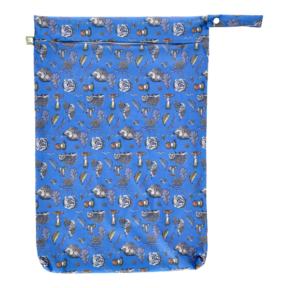 Little Lamb Hanging Nappy Pail XL im Design Truffle Shuffle mit Igeln auf Blau, von vorn mit Reißverschluss und Schlaufe