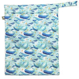 Little Lamb Nasstasche Größe L im Design Under the Sea mit Walen auf Hellblau, von vorn mit Trockenfach und Schlaufe