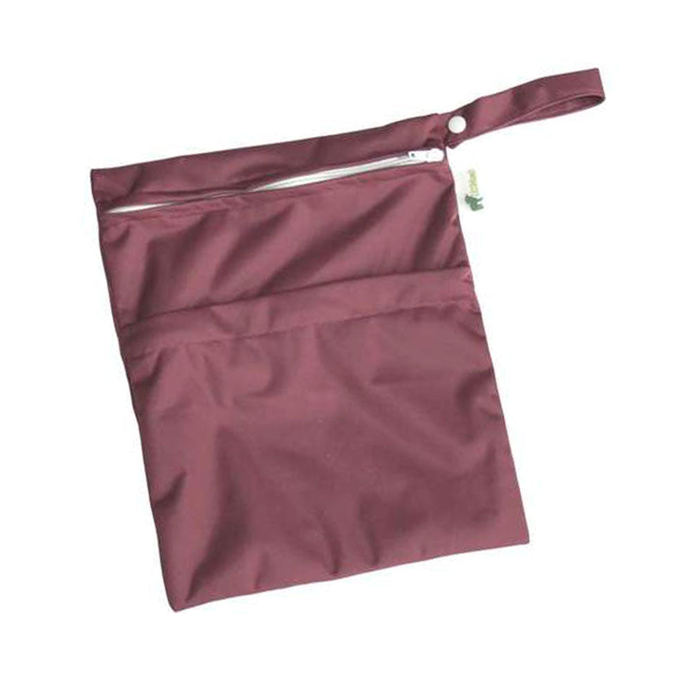 Little Lamb Nasstasche Größe M im Design Aubergine (Dunkelviolett), schräg liegend mit zwei Reißverschlussfächern