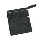Little Lamb Nasstasche Größe M im Design Black (Schwarz), schräg liegend mit zwei Reißverschlussfächern
