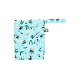Little Lamb Nasstasche Größe S im Design Bumble Bee Blues mit Hummeln auf Türkis, von vorn mit Trockenfach und Schlaufe