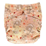 Little Lamb Pocketwindel One Size im Design Aries (Steinbock) von vorn, Pfirsich mit Blumenmuster