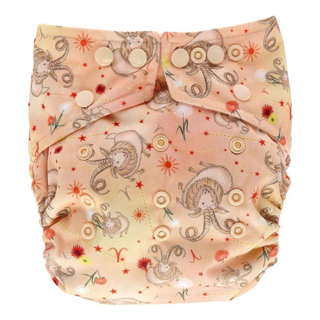 Little Lamb Pocketwindel One Size im Design Aries (Steinbock) von vorn, Pfirsich mit Blumenmuster