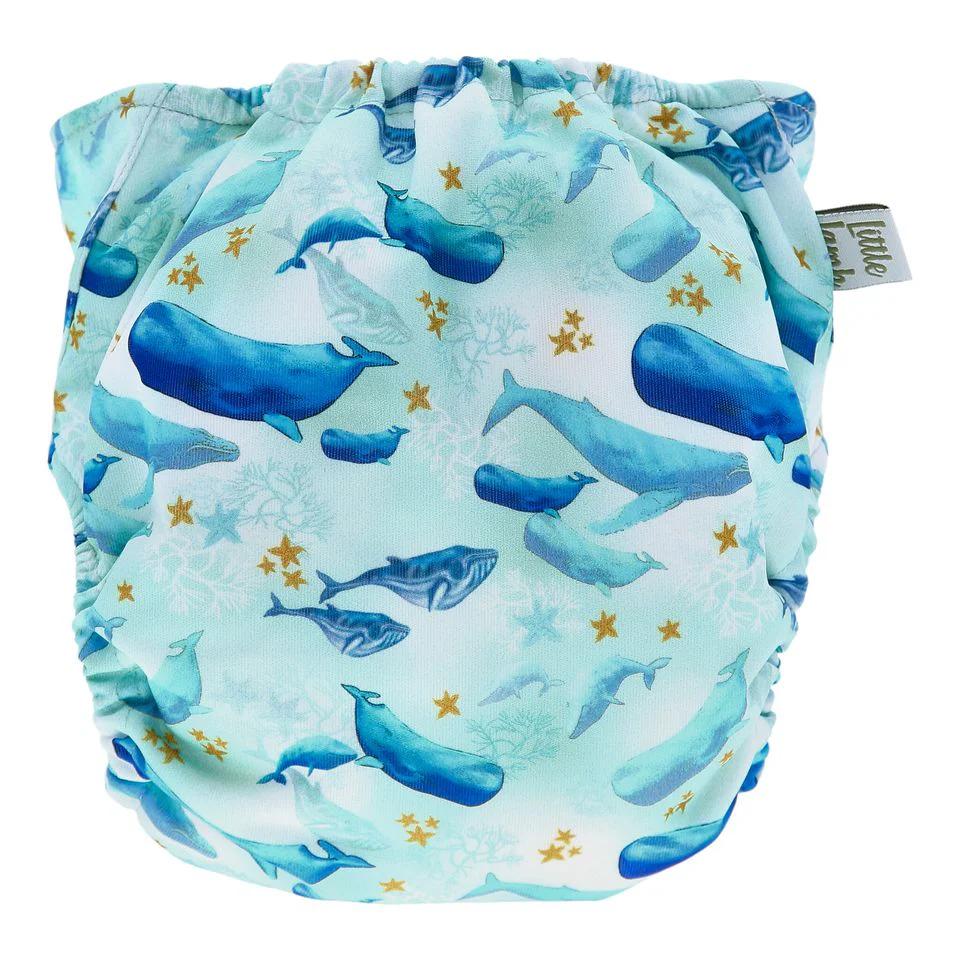 Rückansicht der Little Lamb One Size Pocketwindel Under the Sea mit Walen