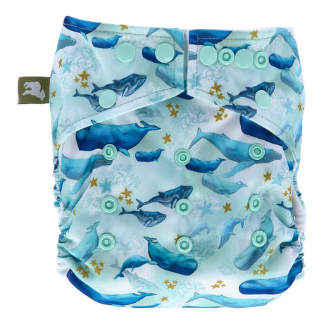 Little Lamb Pocketwindel im Design Under the Sea mit Walen auf Hellblau, Vorderansicht mit Druckknöpfen