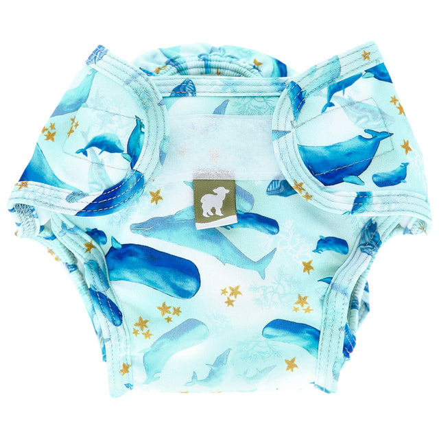 Little Lamb waschbare Schwimmwindel im Design Under the Sea mit Walen auf Hellblau, mit seitlichem Klettverschluss