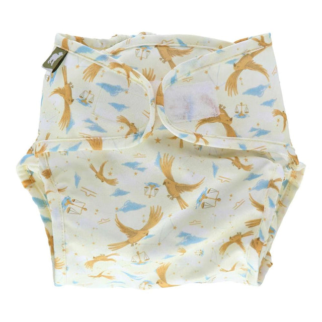Little Lamb Überhose (Stretchy PUL-Wrap) Newborn im Design Libra (Waage) von vorn mit breitem Klettverschluss