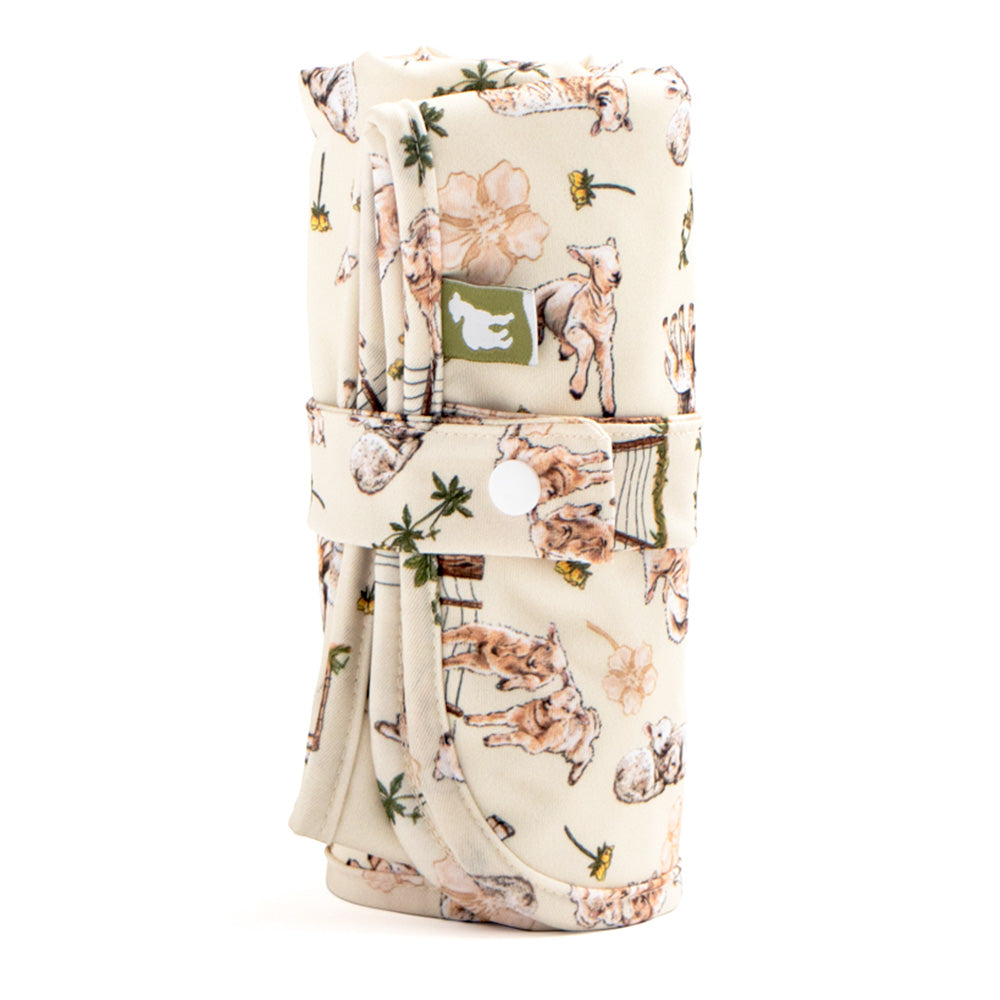 Little Lamb Magic Foldaway Wickelunterlage im Design Loving Ewe mit Schäfchen auf Creme, aufgerollt mit Druckknopf