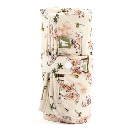 Little Lamb Magic Foldaway Wickelunterlage im Design Loving Ewe mit Schäfchen auf Creme, aufgerollt mit Druckknopf