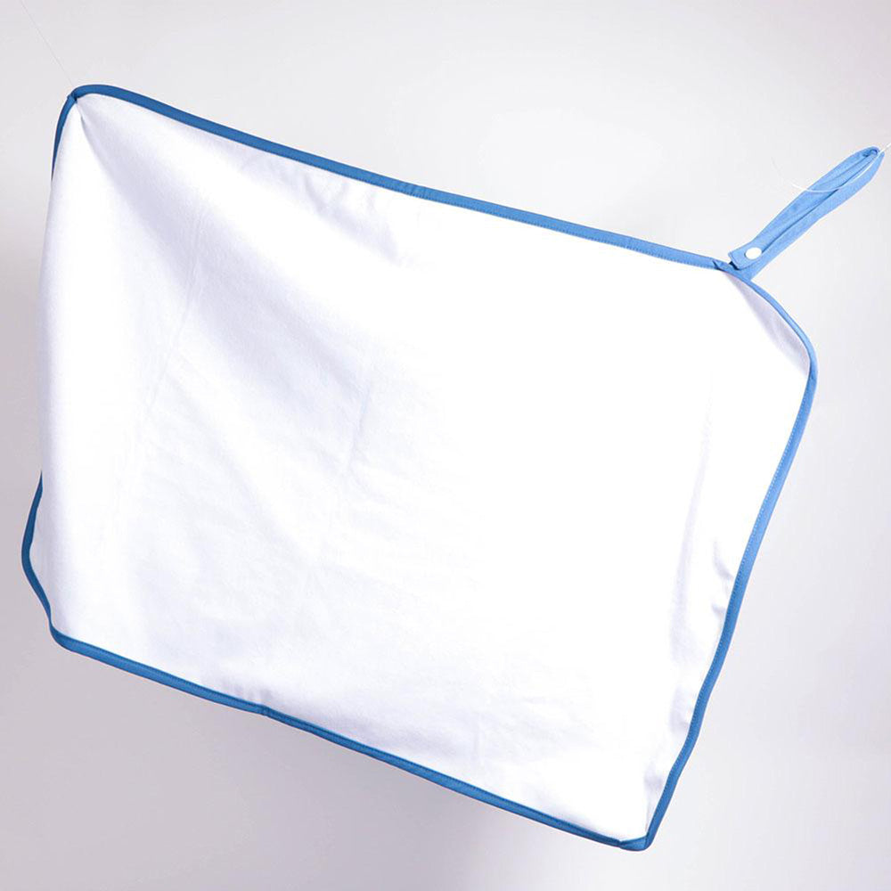 Geöffnete Little Lamb Wickelunterlage 75 x 45 cm, weiße Fleece-Liegefläche mit blauer Einfassung