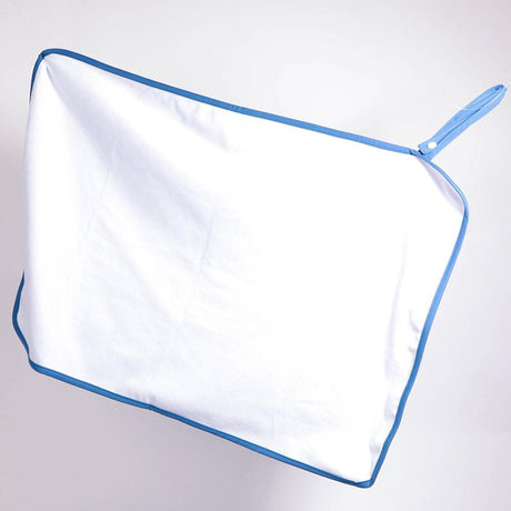Geöffnete Little Lamb Wickelunterlage 75 x 45 cm, weiße Fleece-Liegefläche mit blauer Einfassung