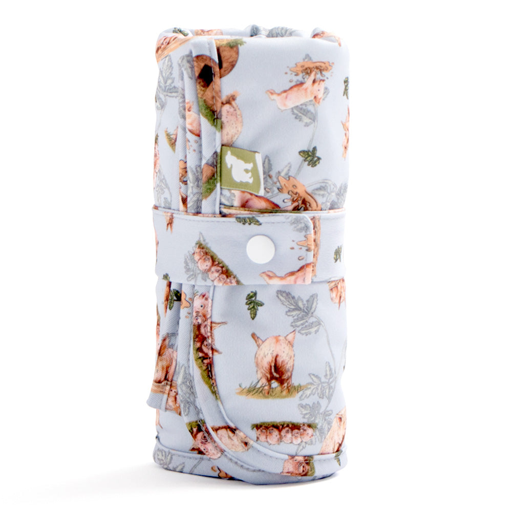 Little Lamb Magic Foldaway Wickelunterlage im Design Sow in Love mit Schweinchen auf Hellblau, aufgerollt mit Druckknopf