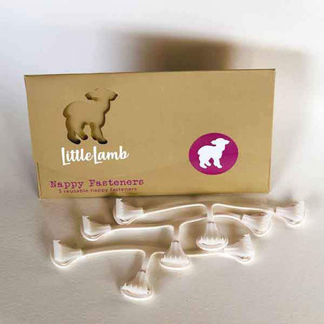 Little Lamb Nappy Fasteners: drei Windelklammern vor der Verpackungskarte