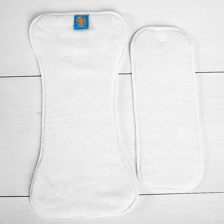 Mommy Mouse SIO-Air Saugeinlage und Booster nebeneinander auf Holzuntergrund