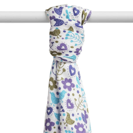 XKKO BMB Bambus-Mulltuch Flowers & Birds in Blau und Lila aufgehängt, Variante für Jungs