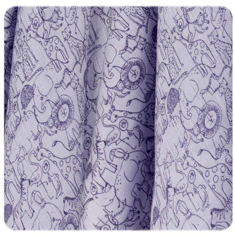 Nahaufnahme des XKKO Bambusmusselins Safari Lavender Aura mit lila Linienzeichnungen