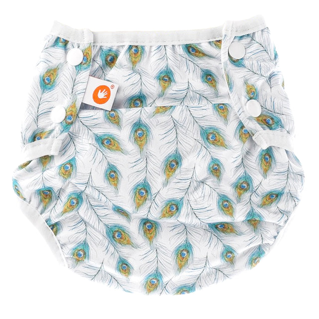 XKKO waschbare Schwimmwindel One Size (4–15 kg) im Design Peacock Feathers (Pfauenfedern) von vorn mit Druckknöpfen