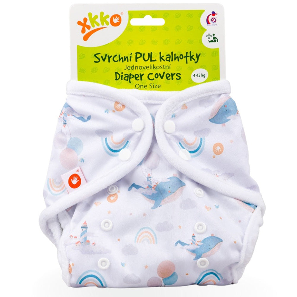 XKKO PUL-Überhose One Size (4–15 kg) im Design Himmels Wal (Sky Whale) von vorn, mit Druckknöpfen und doppelten Beinbündchen