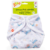 XKKO PUL-Überhose One Size (4–15 kg) im Design Himmels Wal (Sky Whale) von vorn, mit Druckknöpfen und doppelten Beinbündchen
