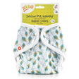 XKKO PUL-Überhose One Size (4–15 kg) im Design Pfauenfedern von vorn, mit Druckknöpfen und doppelten Beinbündchen